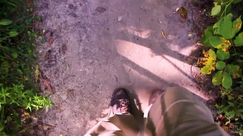 Homem andando rapidamente na floresta