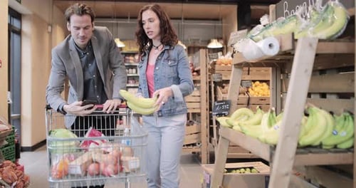 Casal fazendo compras semanais juntos