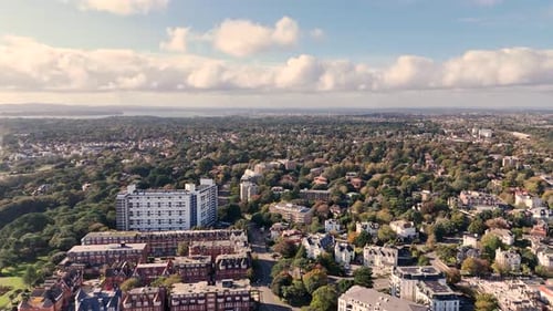 Vuelo alto sobre Bournemouth con vistas al puerto de Poole y a la isla de Purbeck en un día soleado