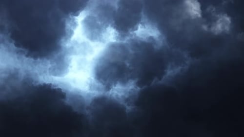 Gewitter am Himmel und dunkle Wolken