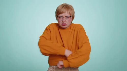 Une femme crie, stress, tension, problème, sentiment d'horreur, désespoir, peur, surprise, choc, exprime sa rage