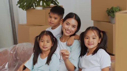 Die Familie fängt einen besonderen Moment während ihres gemeinsamen Umzugs in eine neue Wohnung ein