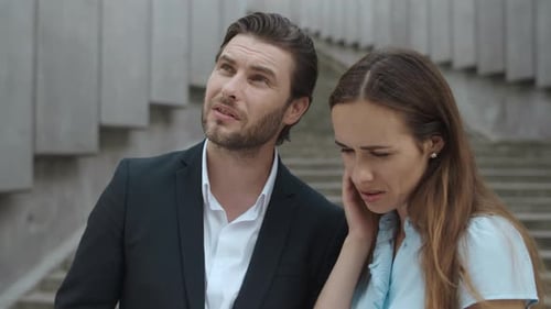 Empresários sérios examinando estatísticas financeiras em documentos na City Street. Confiante