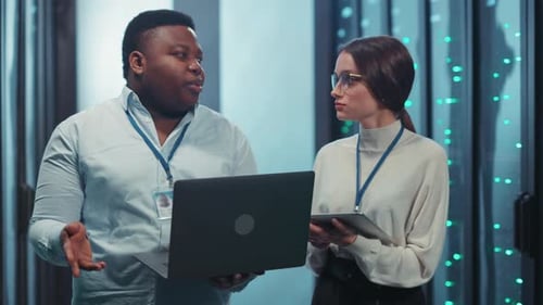 Kollaborative technische Diskussionen in modernen Büros fördern Teamkreativität und Innovation