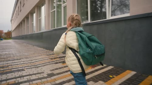 Rückansicht Mädchen läuft Straße draußen in der Stadt joggen Schulmädchen mit Rucksack Fast Little Female