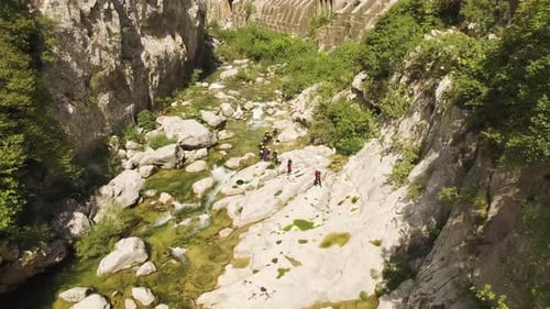 Lindas imagens de drones, acima de pessoas em um cânion de montanha.