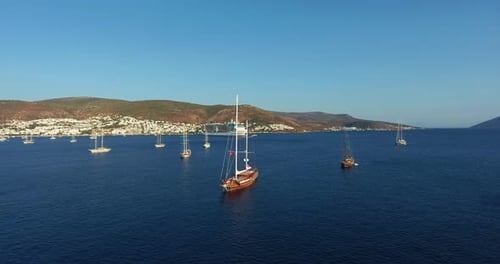 Luftaufnahme von Segelbooten im Meer. blaue Ägäis. Bodrum Türkei.