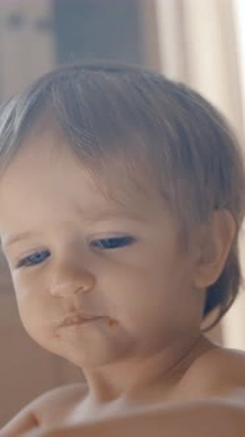 Vertical de un niño comiendo
