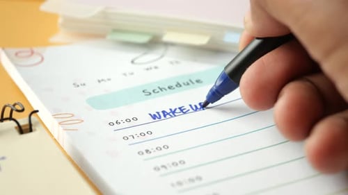 Écrire sur un agenda quotidien sur table