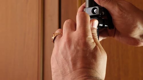 139k. O homem ajusta o mecanismo de fixação do rack do estúdio. Reparação e ajuste do equipamento de estúdio