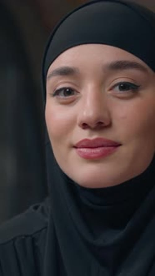 Porträt im Büro, Geschäft, muslimische, islamische Frau im Hijab, Geschäftsfrau, glückliche arabische Frau, ethnisch