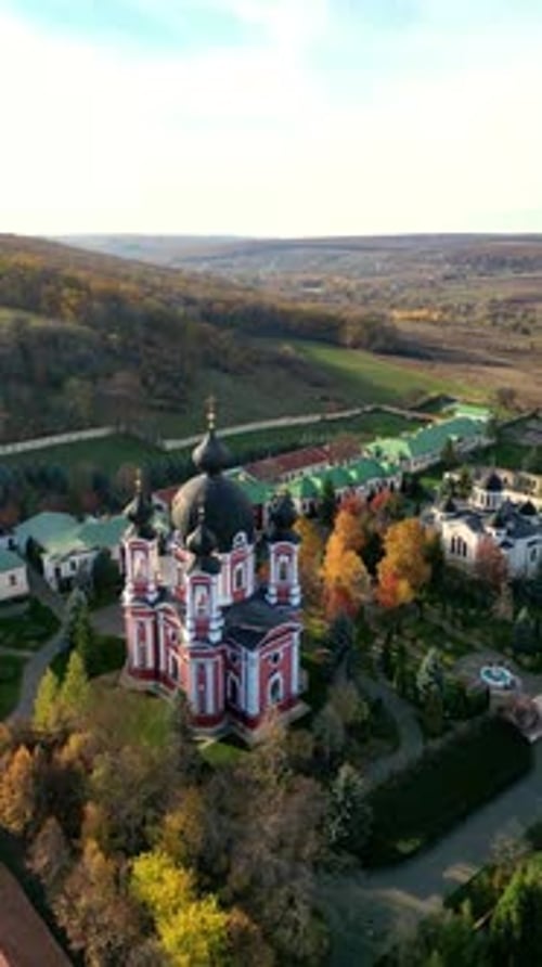 Vista aérea vertical del monasterio de Curchi en Moldavia durante el otoño