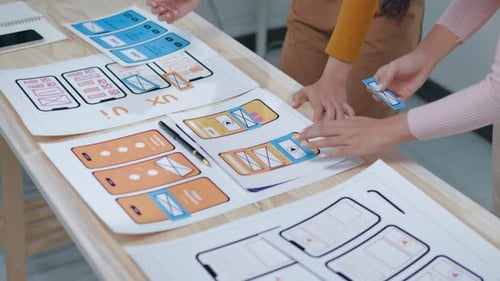 Programmierer diskutieren Datenanalyse für UX- und UI-Programmierung und bereiten sich auf die generative KI-Technologie vor