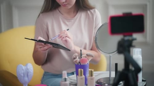 Niña grabando Vídeo con tutorial de maquillaje para un vlog de belleza