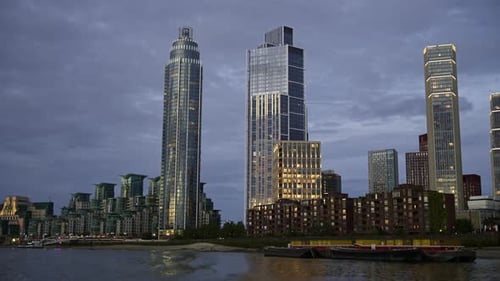Vista de Londres de um barco flutuante no rio Tâmisa ao pôr do sol, Reino Unido. Arranha-céus e m