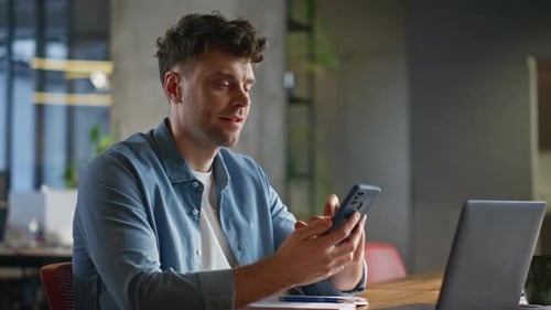 Entspannter Mann, der den Smartphone-Feed scrollt, genießt die Pause in der Nahaufnahme eines privaten Kabinetts