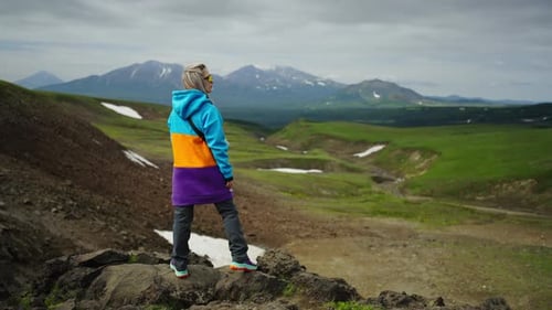 Viaje de fin de semana a las montañas: vista trasera de una turista que admira la hermosa vista desde el monte