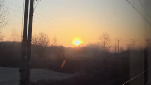 Dramatisch Sonnenuntergang über der ländlichen Landschaft vom Zug aus