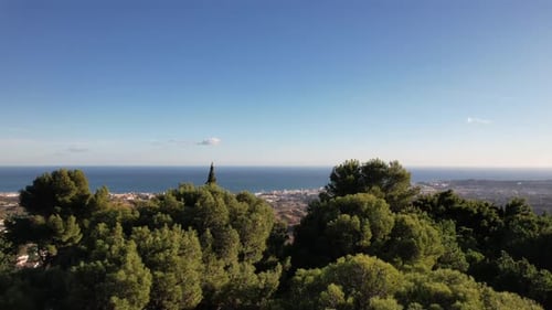 Panorama aérien de la côte de l'Espagne et de l'Andalousie. La caméra se déplace vers le haut.