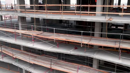 Toma aérea de un nuevo edificio de gran altura en construcción