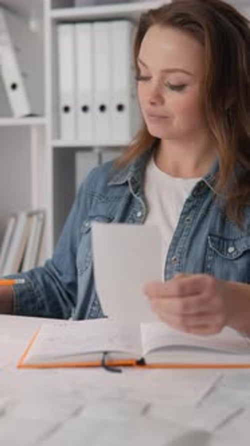 Una mujer de negocios en casa resuelve los problemas financieros calculando y analizando los gastos y pagando