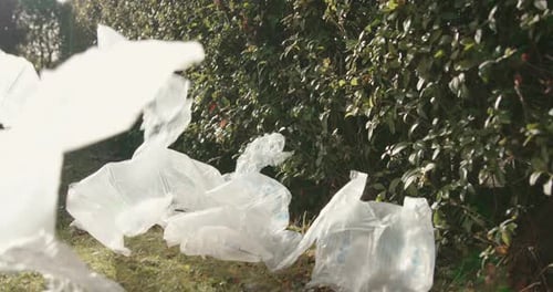 La
basura plástica de los pedidos por correo se acumula en el jardín a la luz del sol. Concepto corto de contaminación o
