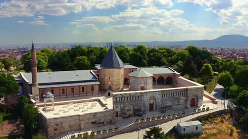 La mosquée Alaaddin, qui doit son nom au sultan seldjoukide Alaaddin Keykubat, dans le centre-ville et à