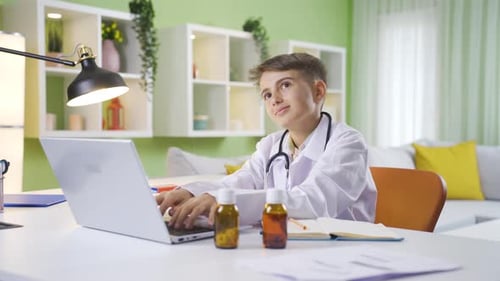 Neugieriges Kind, das mit den Sachen seiner Doktormutter spielt.