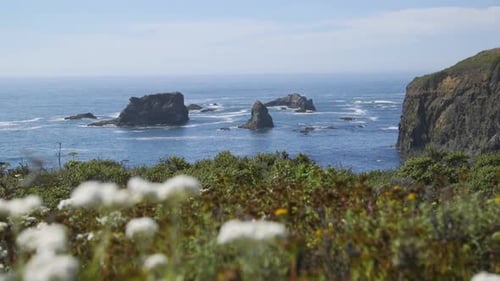 Formaciones rocosas frente al paisaje costero del océano