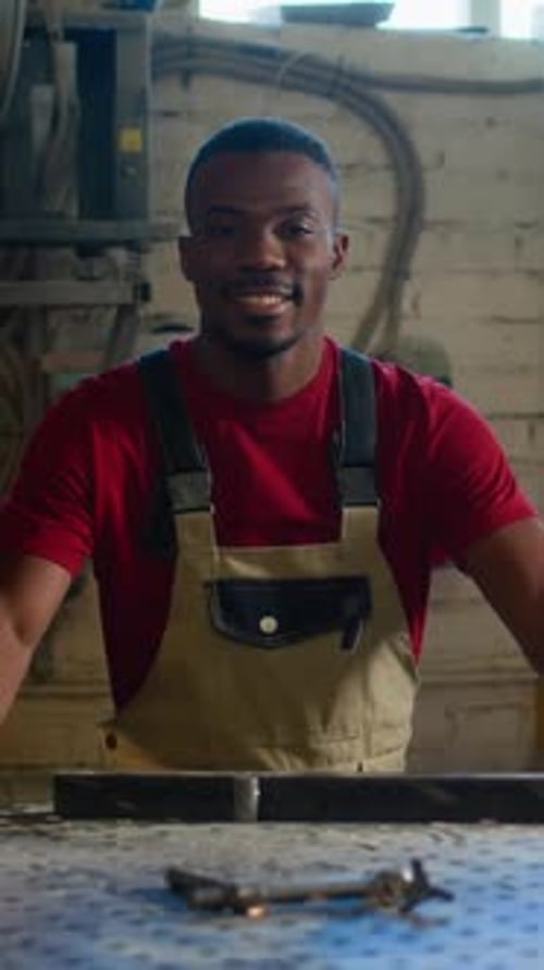 Afroamerikanischer Arbeiter, der in einer Fabrik arbeitet