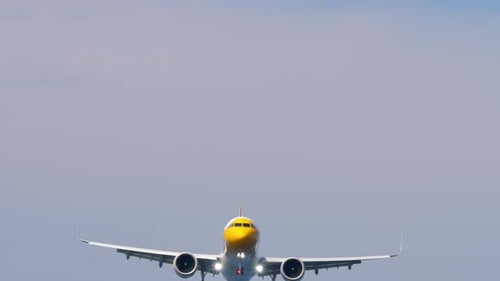 Flugzeug im blauen Himmel, Ansicht von unten