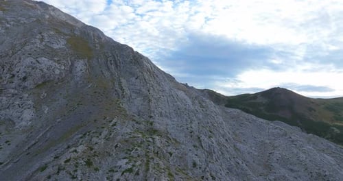 «El vuelo de un Zumbido sobre la Montaña Palentina revela un paisaje impresionante de picos imponentes y profundos