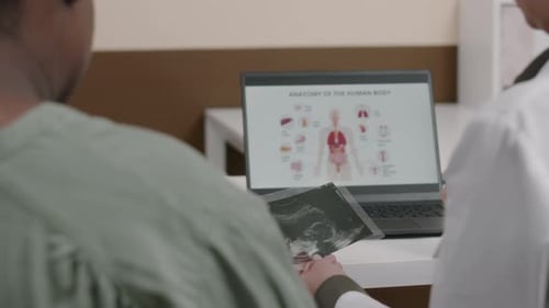 Gynécologue expliquant l'anatomie et les résultats de l'échographie à une femme enceinte
