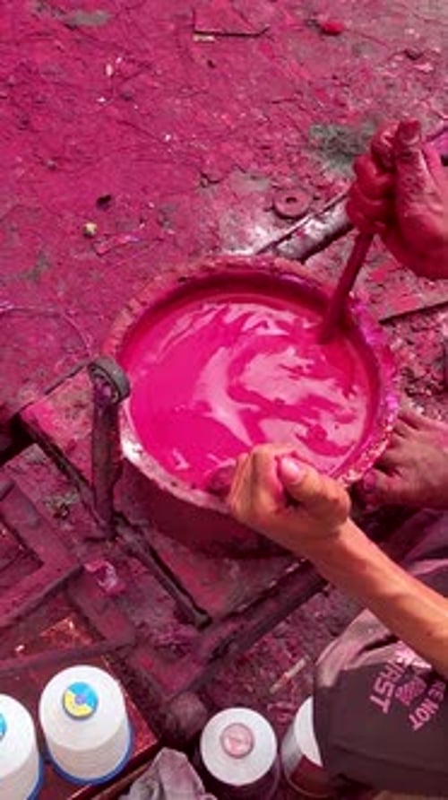 Teinture rose mélangée à la main pour la préparation des cordes de cerf-volant avant le festival en Inde