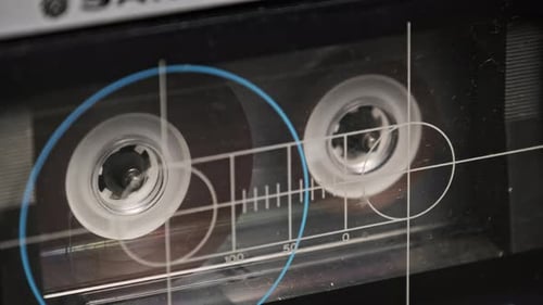 Lecture de cassettes audio dans un magnétophone vintage
