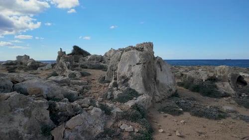 Un paysage côtier rocheux sur les tombeaux des rois à Paphos, à Chypre, avec la mer en arrière-plan
