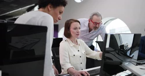 Equipe olhando para o computador em um escritório