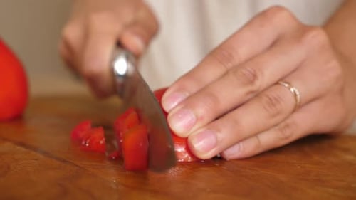52r. The tomato is cut with a kitchen knife. We cook at home.