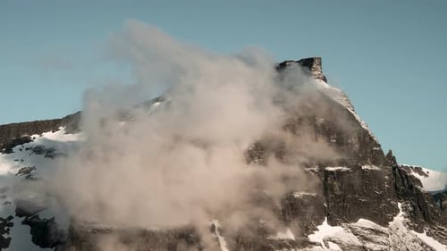 Zeitraffer, aufgenommen am Morgen eines Berges, auf dem Wolken verdunsten und sich bergauf bewegen