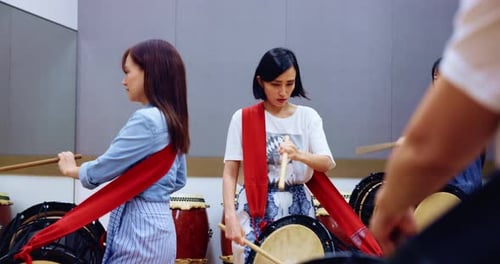 Personas que tocan la batería o practican en Japón para fines culturales, ensayos en festivales o coreografías tradicionales
