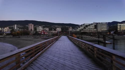 Cais panorâmicos de madeira em Ambleside ao pôr do sol, temporada de outono, West Vancouver, Vancouver