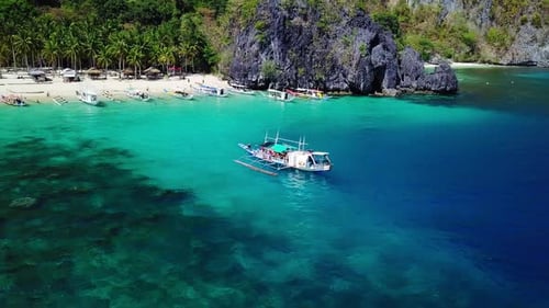 Vue aérienne d'un bateau philippin traditionnel naviguant aux Philippines