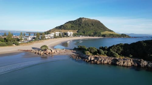 Le mont Maunganui à Tauranga Bay Of Plenty, île du Nord, Nouvelle-Zélande. L'île de Moturiki au
premier plan.