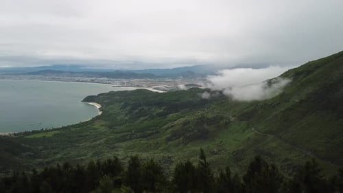 Vue aérienne Cinématographique du paysage pittoresque du col de Hai Van au Vietnam