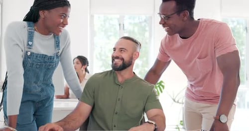 Feliz, planejando e colaborando com empresários no computador para análise, treinamento e ideias