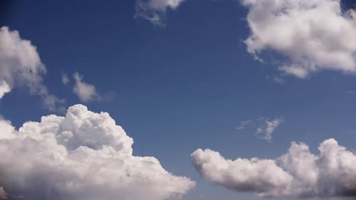 Weiße Cumuluswolken zieren den blauen Himmel