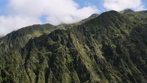 Aproximación aérea a una hermosa montaña