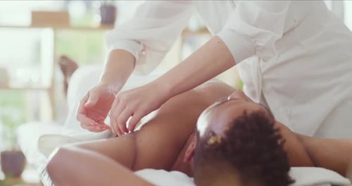 Acupuncteur professionnel plaçant des aiguilles d'acupuncture sous les bras d'un client
