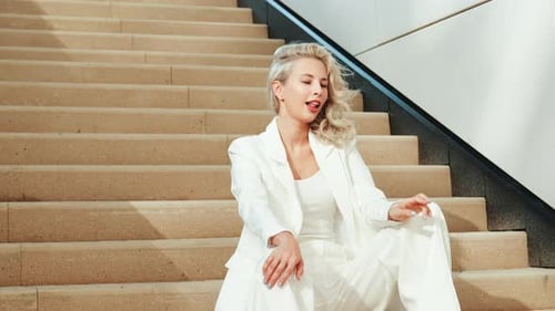 Linda mulher ao ar livre