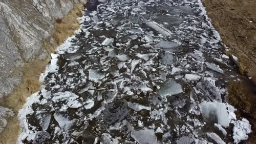 Exploration de la fragmentation de la glace dans un magnifique paysage hivernal rempli de scènes de sérénité